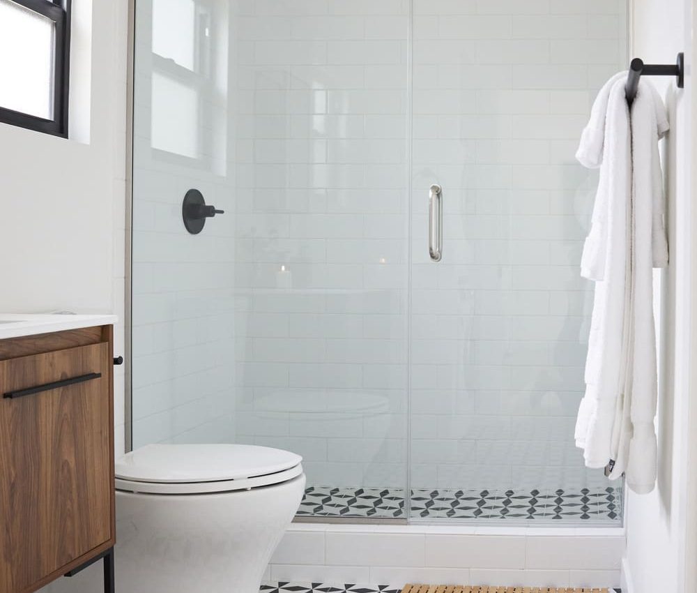 Node Living Los Angeles - Furnished Apartment 910 3Q Everett - Bathroom