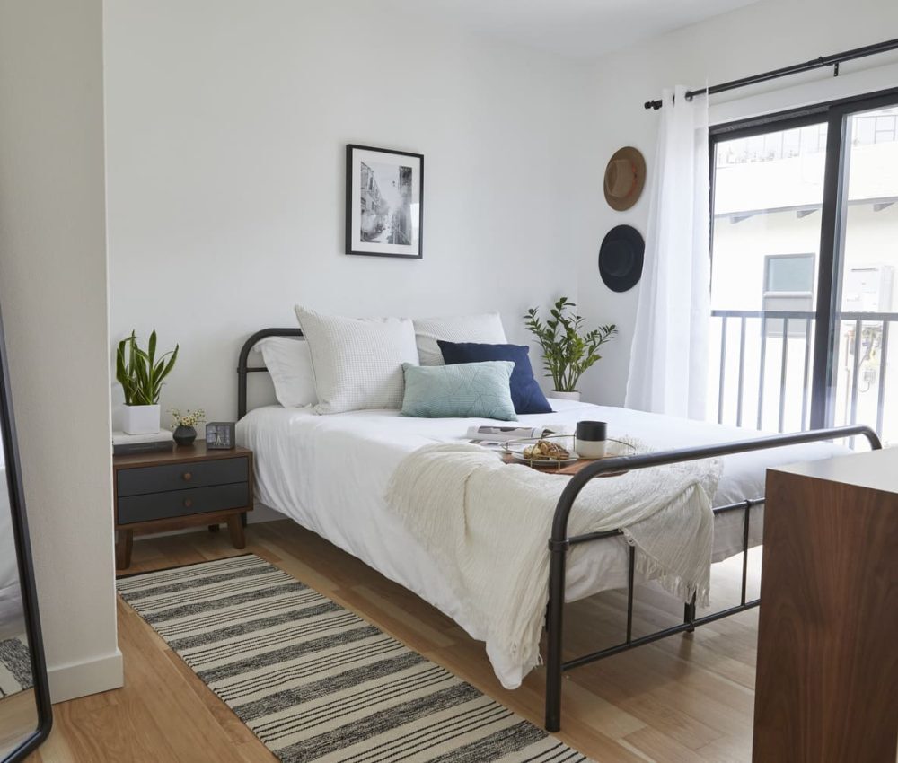 Node Living Los Angeles - Furnished Apartment 910 3Q Everett - Bedroom