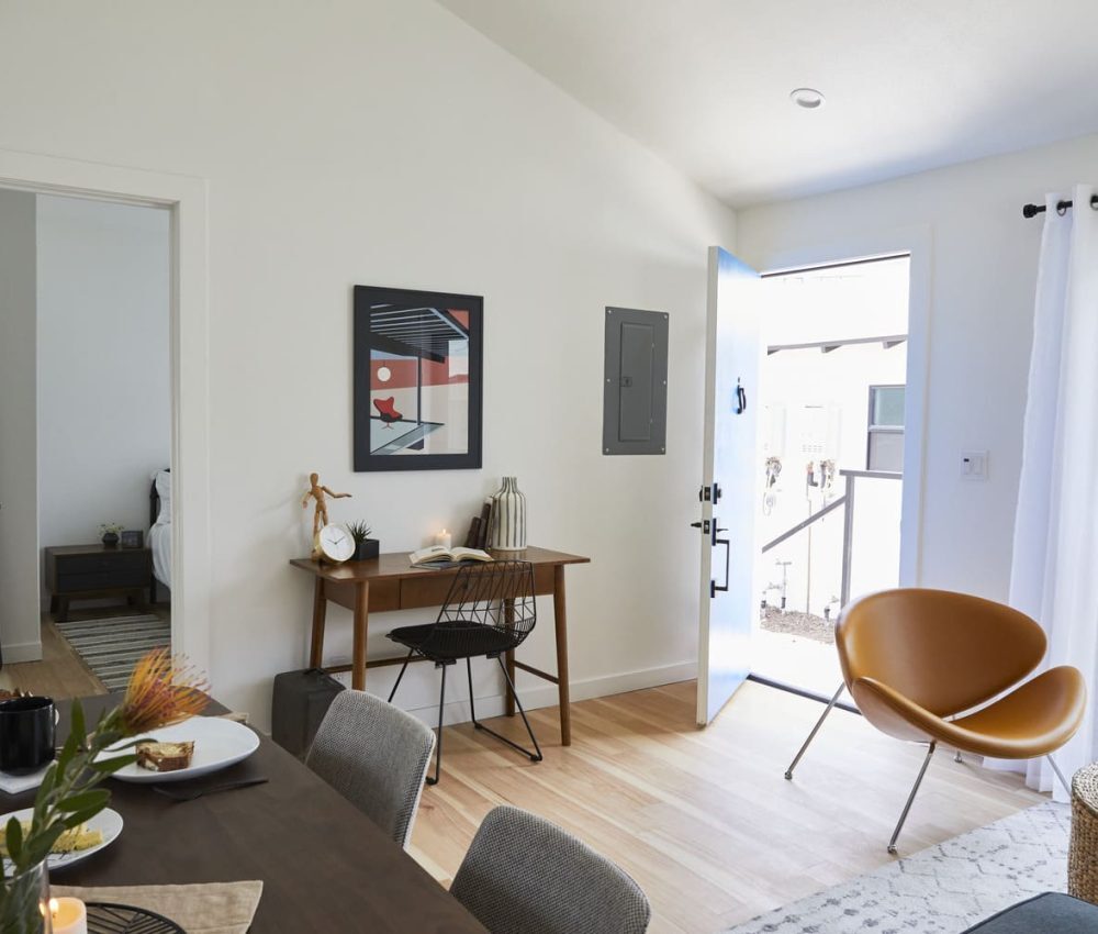 Node Living Los Angeles - Furnished Apartment 910 3Q Everett - Living Room-4