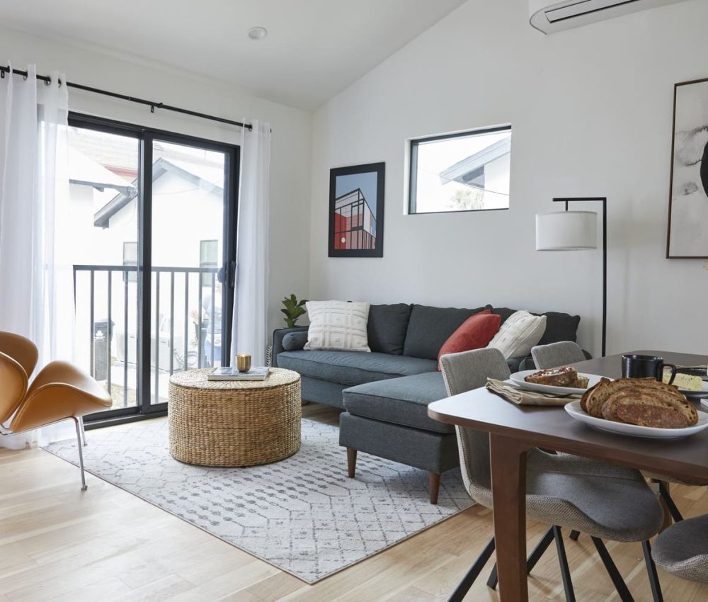 Node Living Los Angeles - Furnished Apartment 910 3Q Everett - Living Room-8