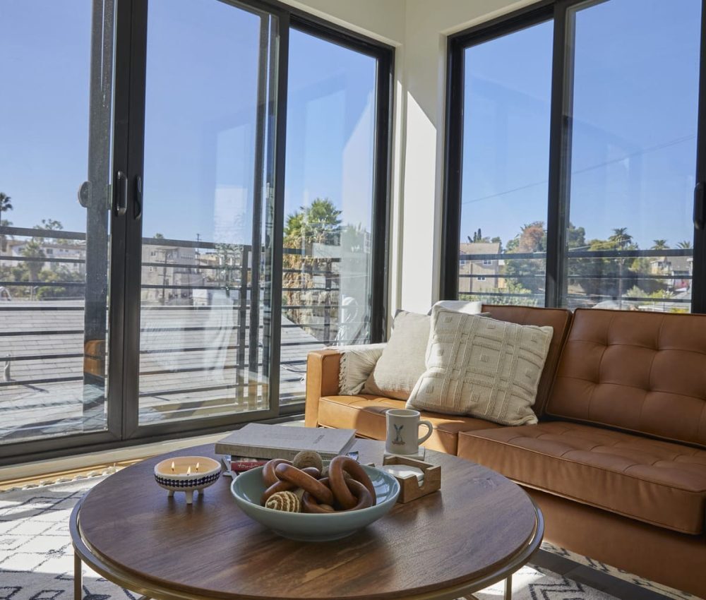 Node Living Los Angeles - Furnished Apartment 914 Everett 3BED - Living Room-2